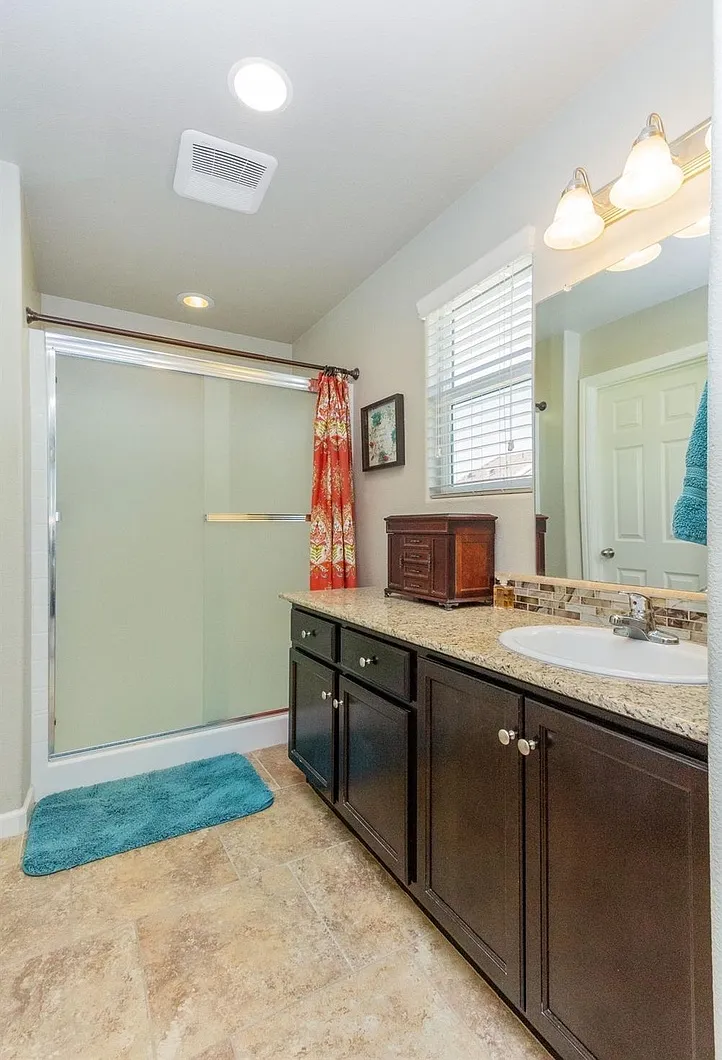 Beautiful Newer 3 Bedroom Patio Home in Desirable Loma Vista Community! — Photo 2