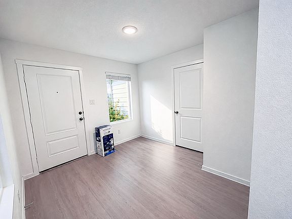 3rd image of 472 Sarah Way