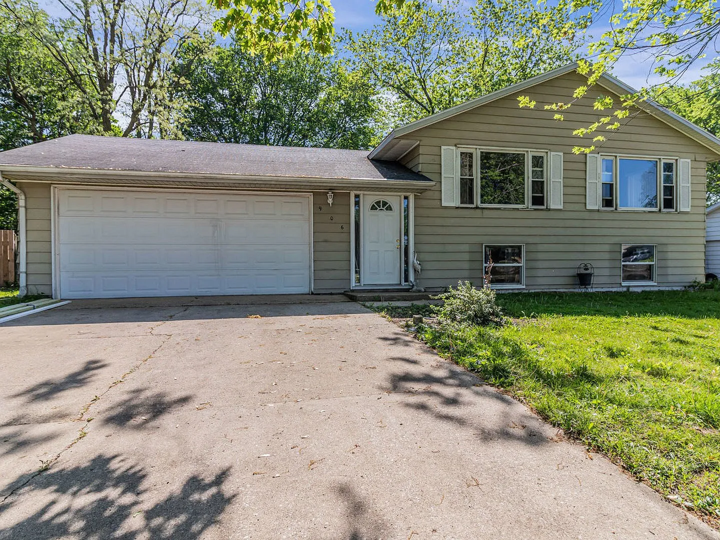 906 Goldenview Dr photo 1