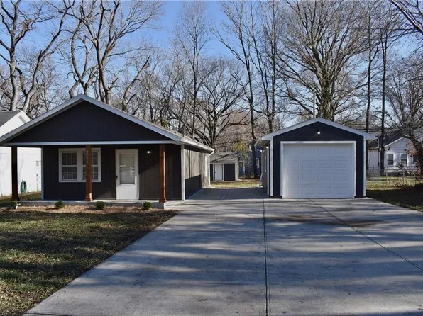 8515 Hayes St, Overland Park, KS 66212