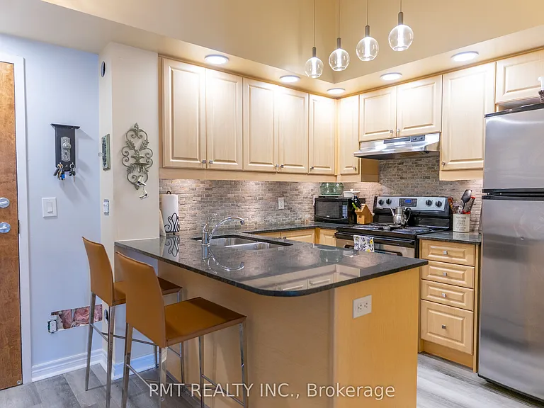 60 Fairfax Cres #111 — Photo 3