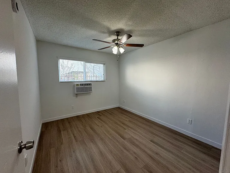 14220 Burbank Blvd — Photo 24