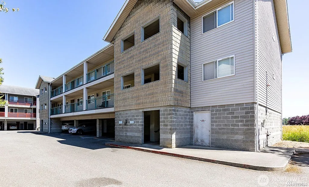3 bed, 967 sqft, $1,895 — Photo 4