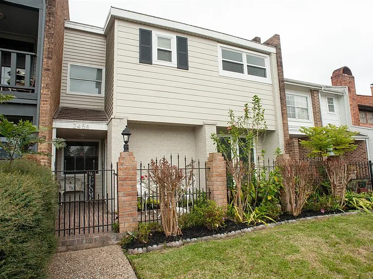 2458 Country Club Dr — Photo 1
