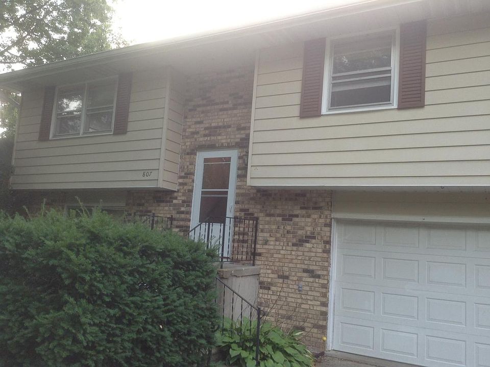 Family house with two car garage in Meadowbrook