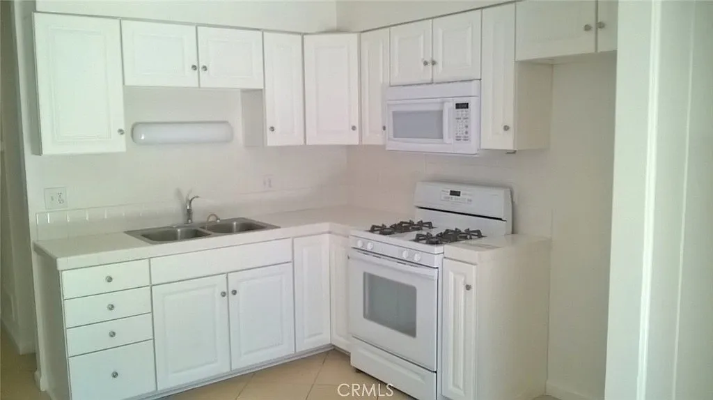 4 bed, 2.5 bath, 1296 sqft, $3,995 — Photo 2