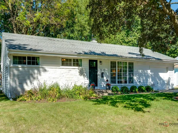 16130 W Arlington Dr, Libertyville, IL 60048
