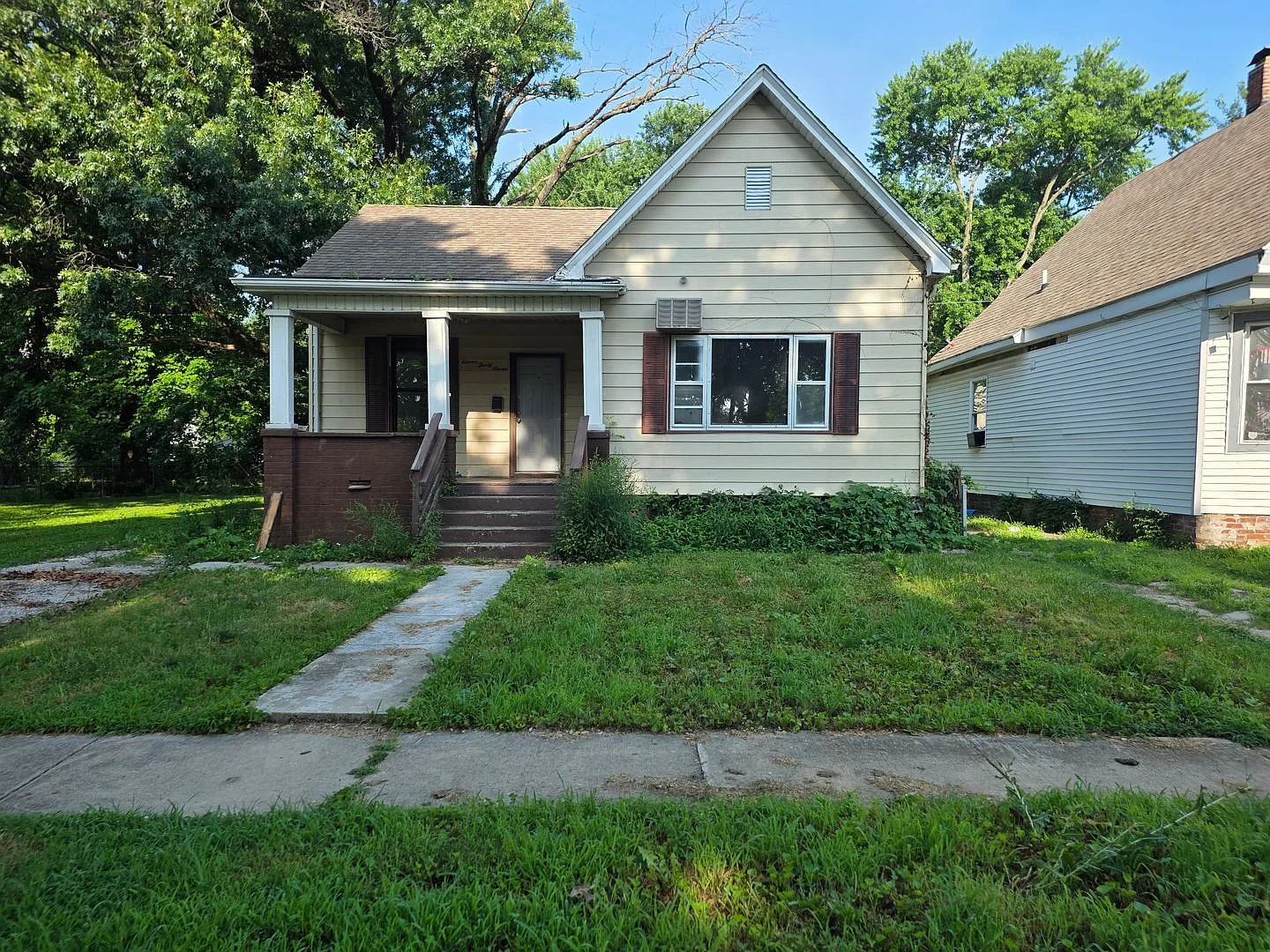 1100.00 3 Bed 1 Bath — Photo 1
