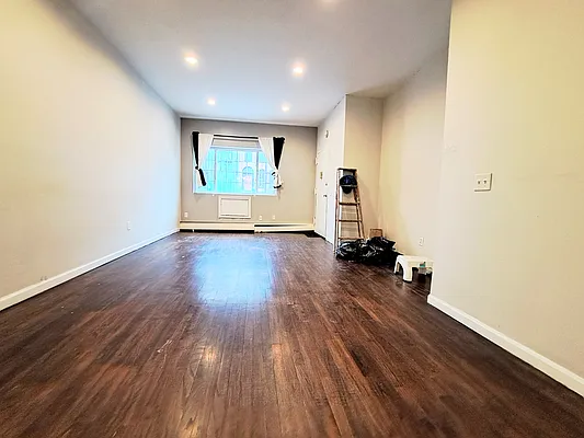 Rented by Friedman Mayer, LREB | media 4