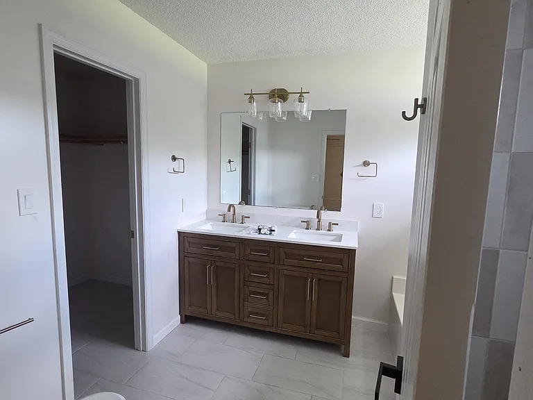 423 Spring Dr — Photo 17