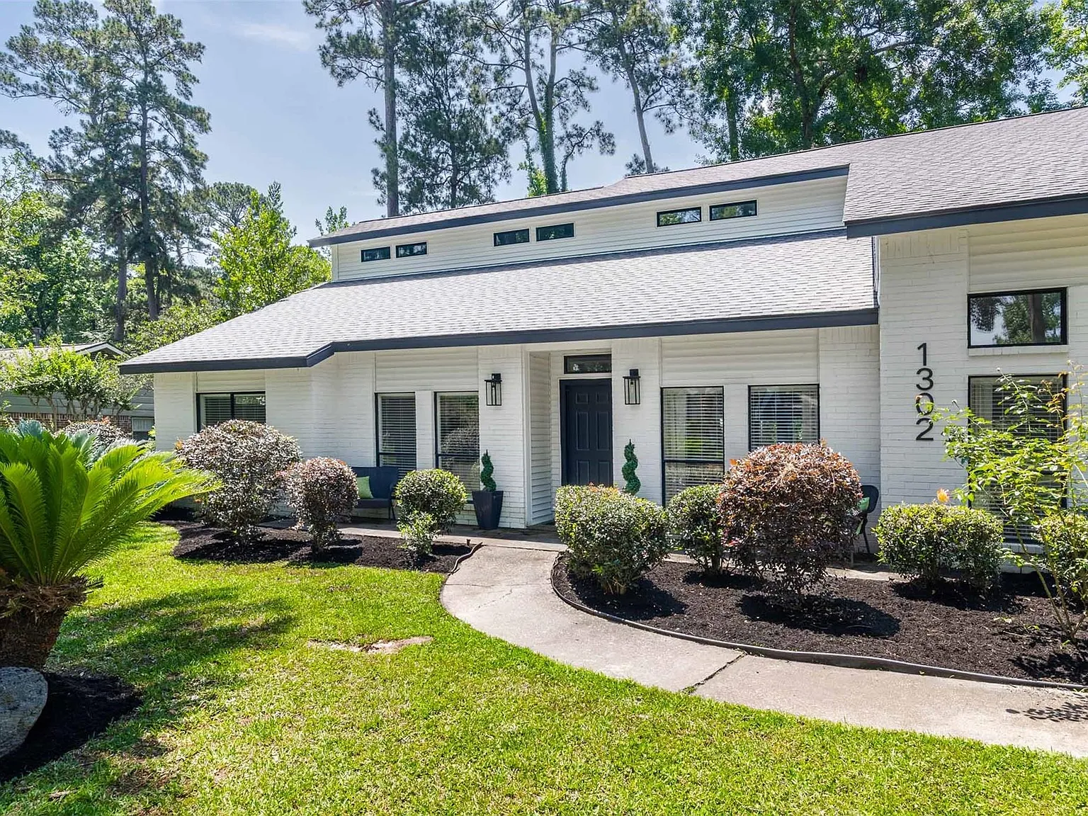 3 bed, 2.0 bath, 3185 sqft, $3,700 — Photo 4