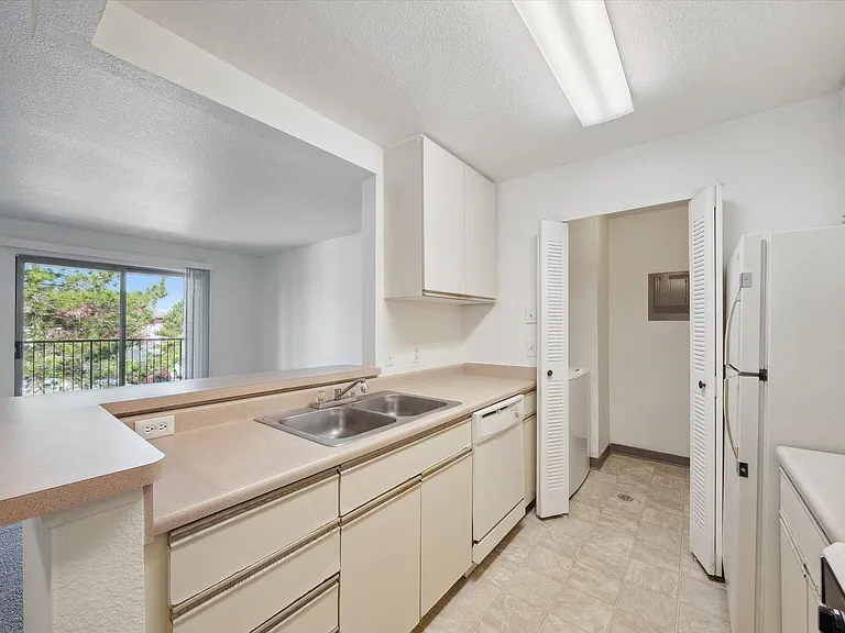 One Bedroom - 1 Bed / 1 Bath - 699 Sq.Ft.