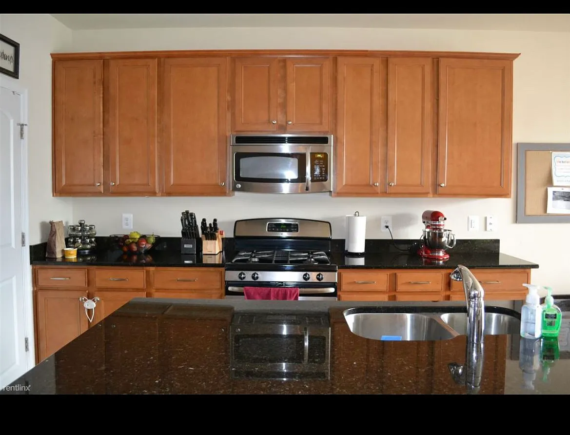 3 bed, 3.5 bath, 2000 sqft, $3,200 — Photo 3