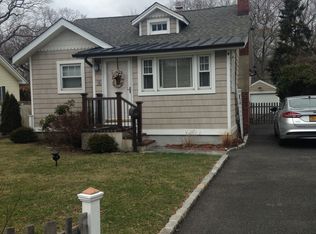 15 Oak St, Bayport, NY 11705
