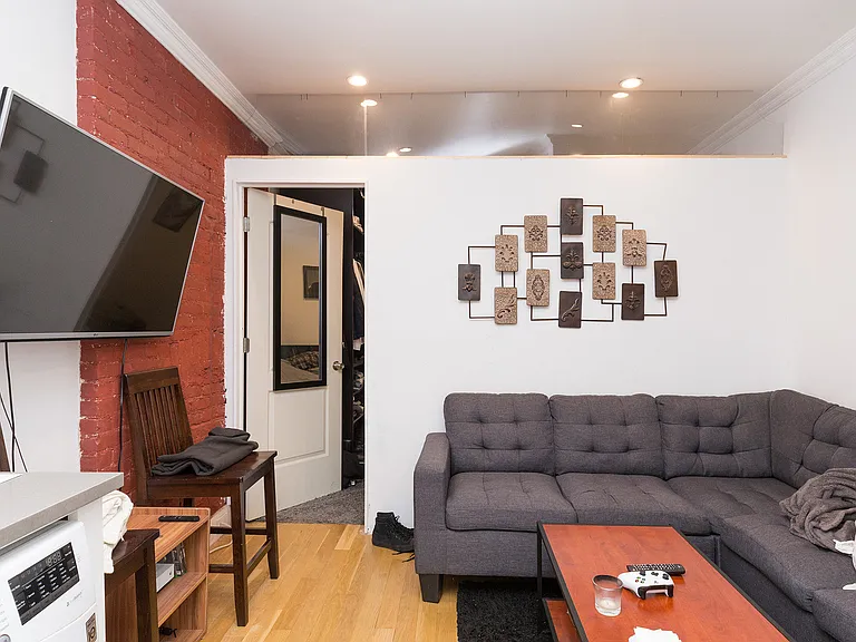 228 E 27th St #2B — Photo 1