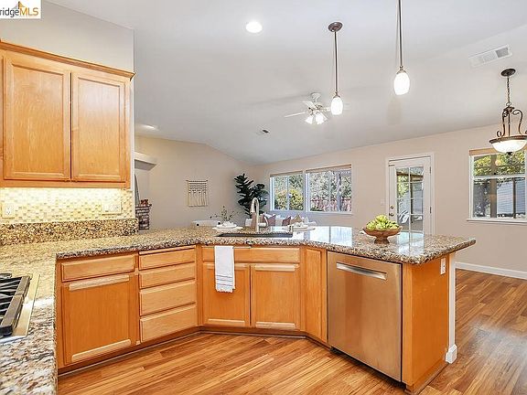 5th image of 54 Janin Pl