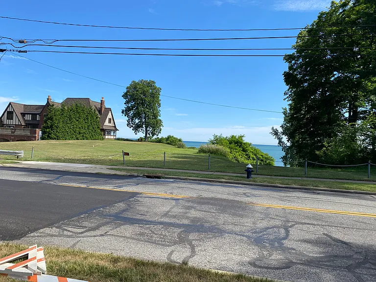 301 Bassett Rd — Photo 3