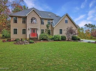 550 Quail Ridge Ln, Stroudsburg, PA 18360