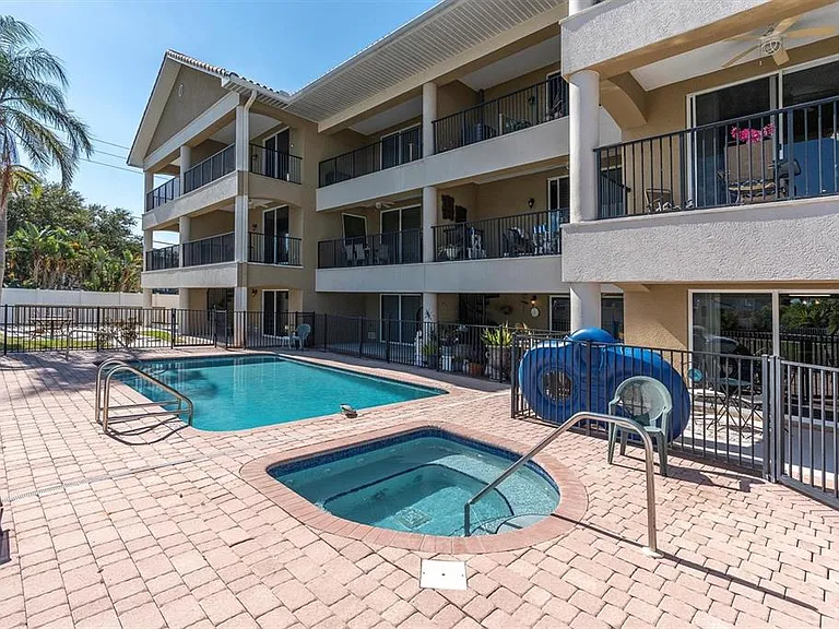 300 Capri Blvd #6 — Photo 37
