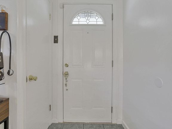 4th image of 1585 Humphrey Ave