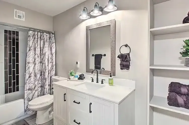 2023 S Rosemont Ave — Photo 3