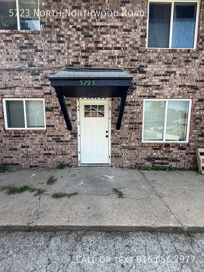 Charming 2BR/1BA Apartment in Northland KC — Photo 1