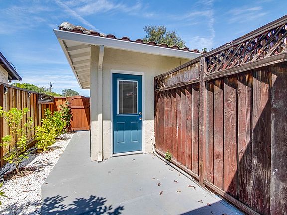 4th image of 1676 Blue Jay Dr #B