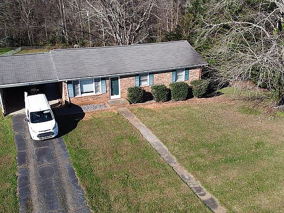5th image of 165 Gloria Dr