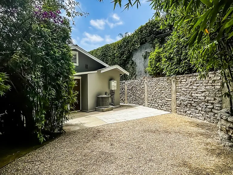 Unbelievable Stand-Alone 2-Bedroom House in Prime West Hollywood Hills — Photo 28