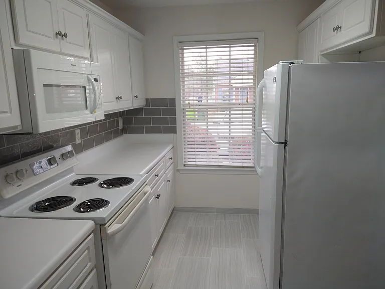 162 Crestland Dr — Photo 2