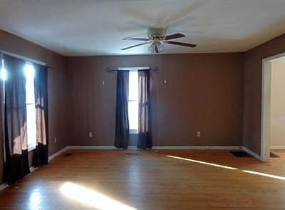 2nd image of 711 Carpenter St