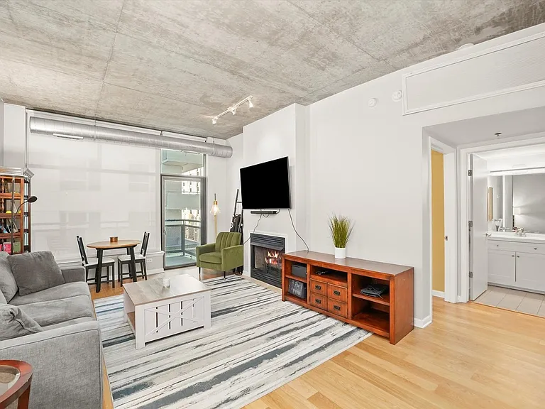 125 E 13th St #515 — Photo 3