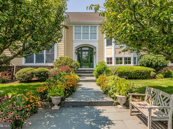 19 Tara Way, Pennington, NJ 08534