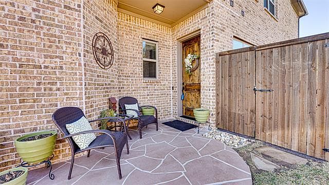 1st image of 301 Featherstone Trl