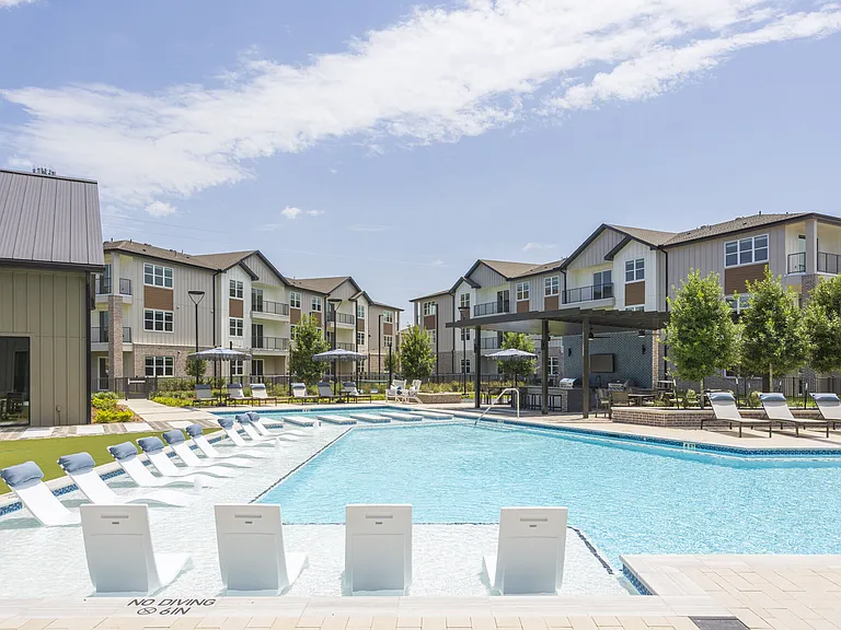 Broadstone Creekside apartments community photo