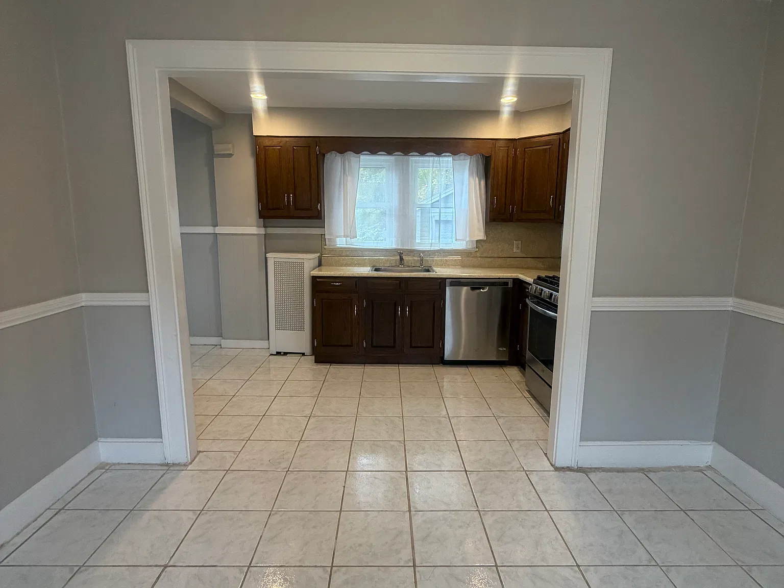 3 bed, 1300 sqft, $3,300 — Photo 2