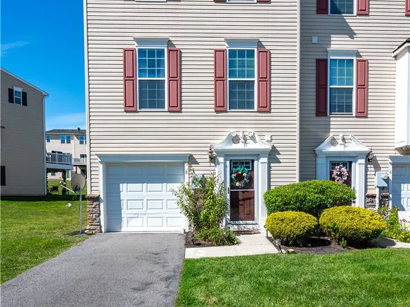 8 Yellow Rose Ln, Easton, PA 18045