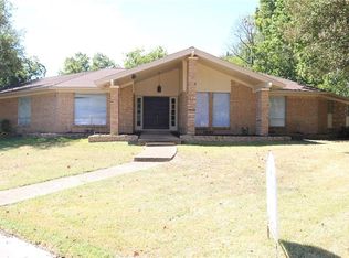 900 Crestview Dr, Kaufman, TX 75142