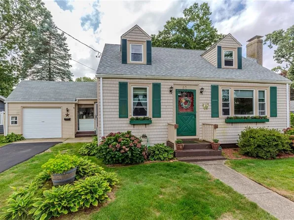 82 Putnam St, Warwick, RI 02888