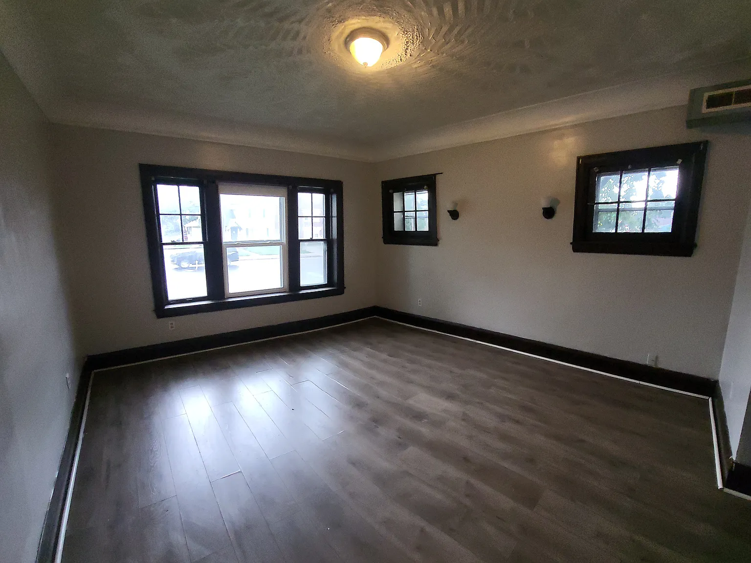 2 bed, 750 sqft, $825 — Photo 2