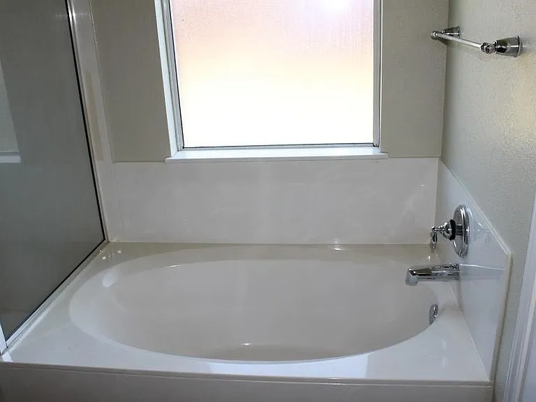 1009 Clayton Dr — Photo 7