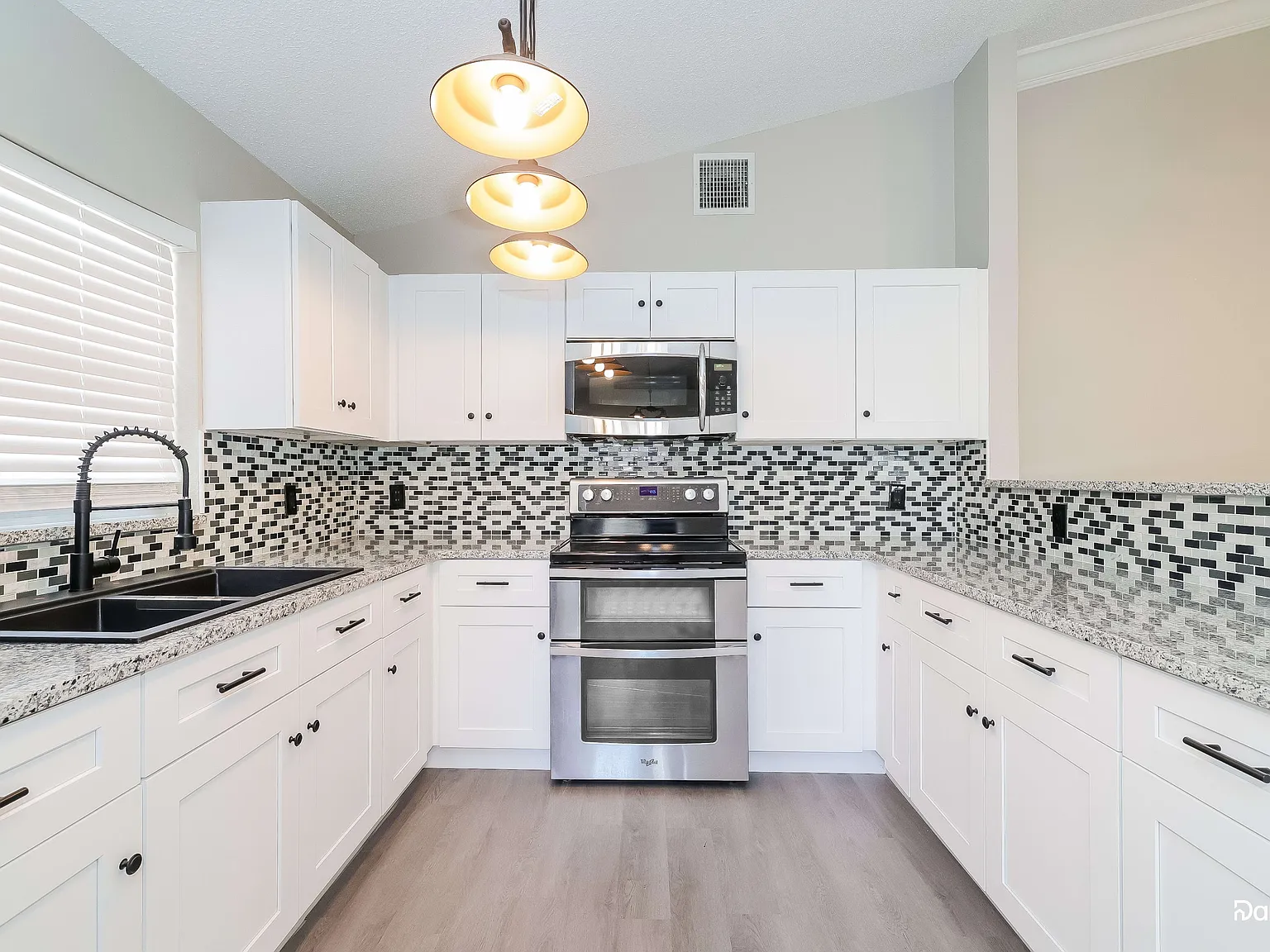 3 bed, 2.0 bath, 1638 sqft, $2,015 — Photo 3