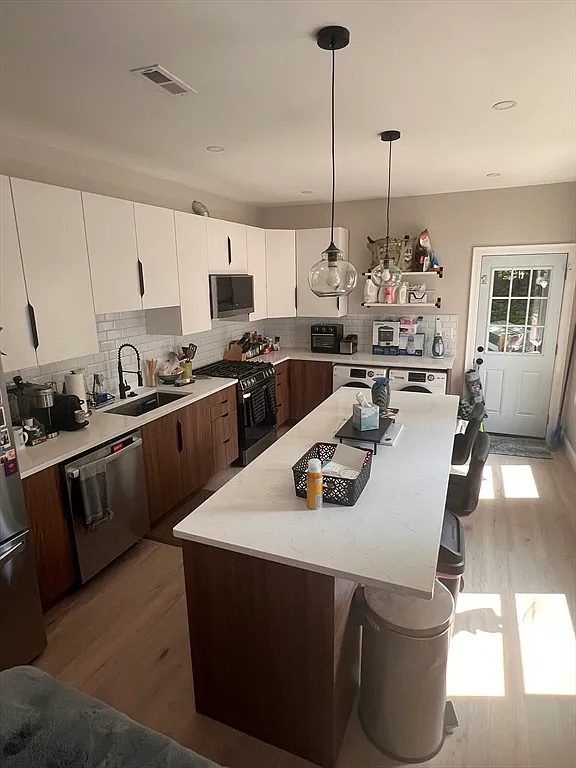 4 bed, 2.0 bath, 1200 sqft, $4,350 — Photo 1