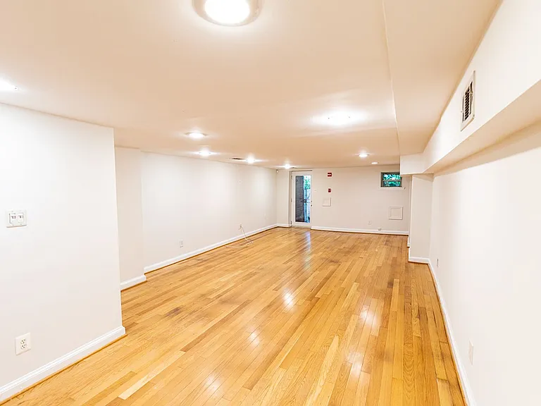 1350 Kenyon St NW — Photo 8