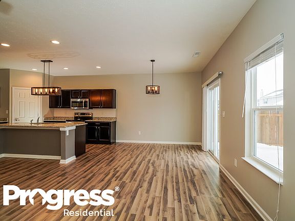 4th image of 818 Coralberry Ln