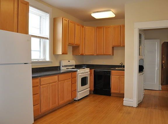 2nd image of 1441 W Berteau Ave APT 2R