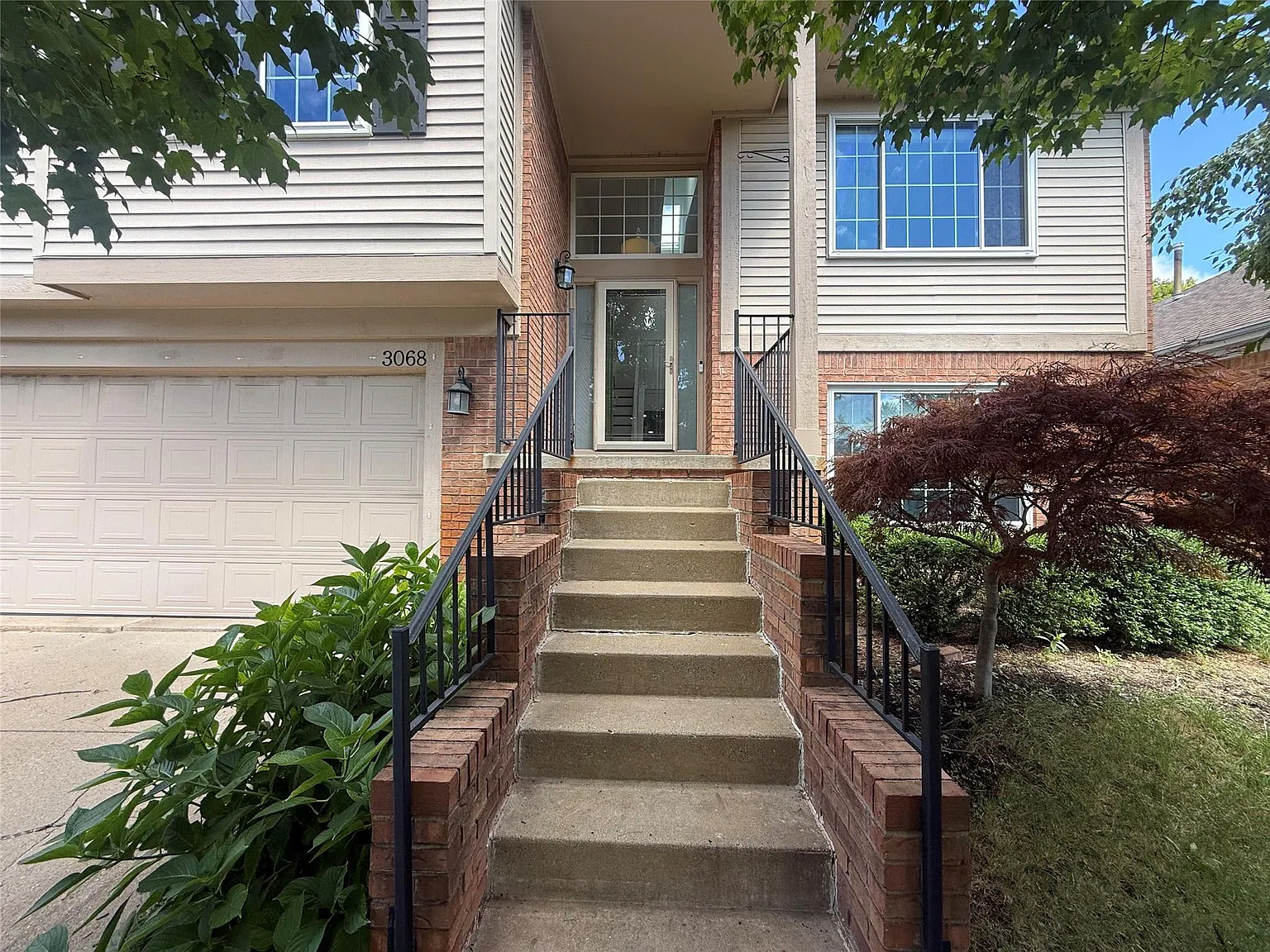 4 bed, 3.0 bath, 2400 sqft, $3,300 — Photo 2