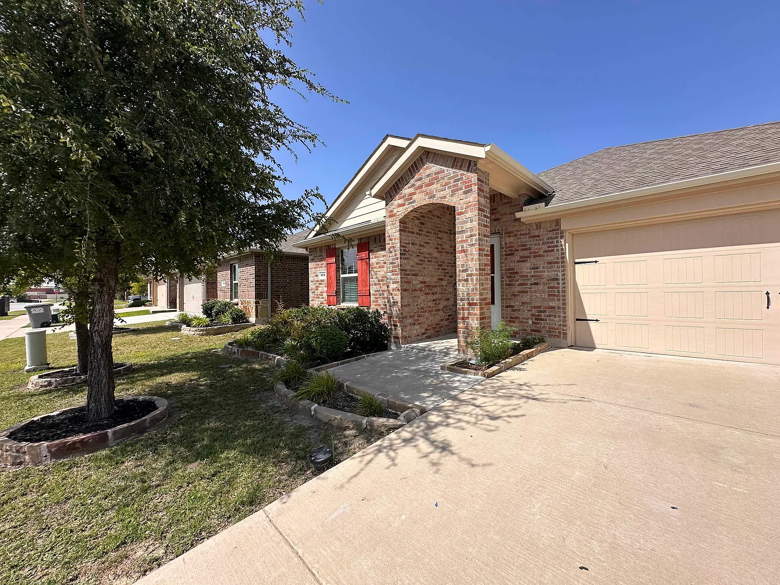 4 bed, 1889 sqft, $1,969 — Photo 2