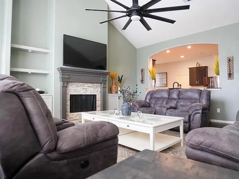 2109 Mooncrest Dr — Photo 3