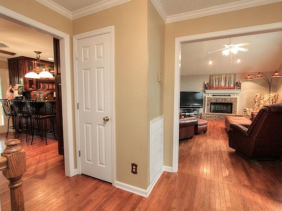 4th image of 2209 Chimney Hills Dr